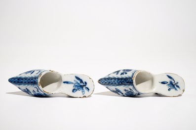 Een paar blauwwitte Delftse muiltjes met floraal decor, 18e eeuw