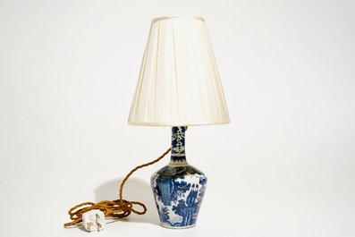 Un vase en fa&iuml;ence de Delft bleu et blanc &agrave; d&eacute;cor de chinoiserie, 18&egrave;me