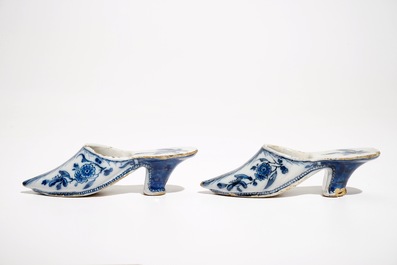 Een paar blauwwitte Delftse muiltjes met floraal decor, 18e eeuw