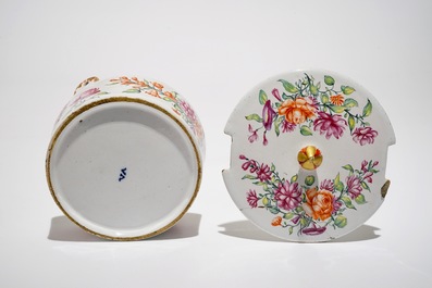 Een polychrome Delftse petit feu botervloot met floraal decor, 18e eeuw