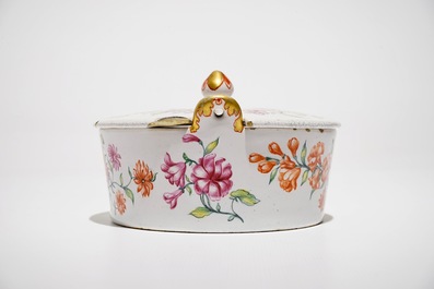 Een polychrome Delftse petit feu botervloot met floraal decor, 18e eeuw