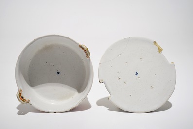 Een polychrome Delftse petit feu botervloot met floraal decor, 18e eeuw