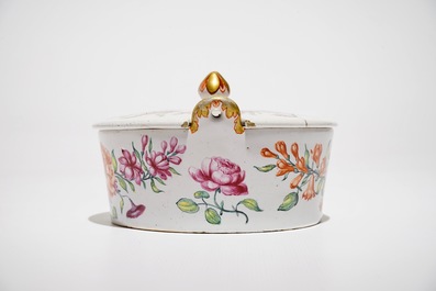 Een polychrome Delftse petit feu botervloot met floraal decor, 18e eeuw
