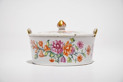 Een polychrome Delftse petit feu botervloot met floraal decor, 18e eeuw