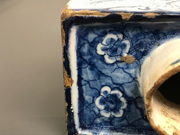 Une bo&icirc;te &agrave; th&eacute; en fa&iuml;ence de Delft bleu et blanc &agrave; d&eacute;cor &eacute;rotique, 18&egrave;me
