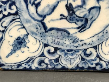 Une bo&icirc;te &agrave; th&eacute; en fa&iuml;ence de Delft bleu et blanc &agrave; d&eacute;cor &eacute;rotique, 18&egrave;me