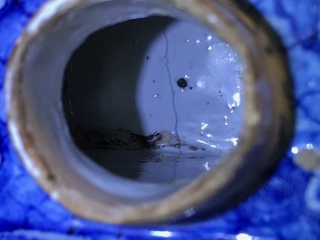 Une bo&icirc;te &agrave; th&eacute; en fa&iuml;ence de Delft bleu et blanc &agrave; d&eacute;cor &eacute;rotique, 18&egrave;me