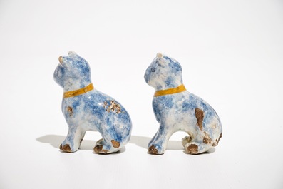 Une paire de petits mod&egrave;les de chats en fa&iuml;ence de Delft polychrome, 18&egrave;me