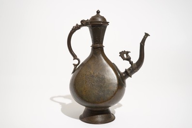 Een Islamitische bronzen kan met inscriptie, Qajar, Iran, 19e eeuw
