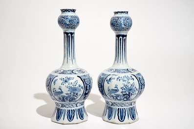 Une paire de vases et un plat en fa&iuml;ence de Delft bleu et blanc, 17/18&egrave;me
