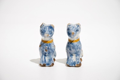 Une paire de petits mod&egrave;les de chats en fa&iuml;ence de Delft polychrome, 18&egrave;me