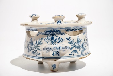 Un rechaud en fa&iuml;ence dans le style de Delft en bleu et blanc, la Frise, dat&eacute; 1783