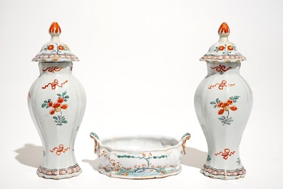 Une paire de vases et un beurrier en fa&iuml;ence de Delft polychrome de style Kakiemon, 18&egrave;me