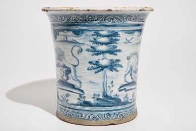 Un grand cache-pot armori&eacute; &agrave; d&eacute;cor d'animaux en fa&iuml;ence de Talavera, Espagne, 17/18&egrave;me