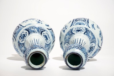 Une paire de vases et un plat en fa&iuml;ence de Delft bleu et blanc, 17/18&egrave;me