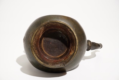 Een Islamitische bronzen kan met inscriptie, Qajar, Iran, 19e eeuw