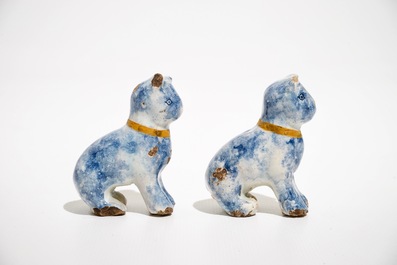 Une paire de petits mod&egrave;les de chats en fa&iuml;ence de Delft polychrome, 18&egrave;me