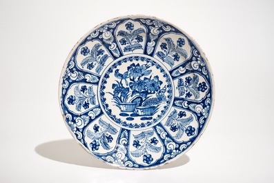 Une paire de vases et un plat en fa&iuml;ence de Delft bleu et blanc, 17/18&egrave;me