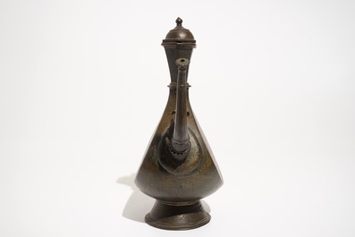 Een Islamitische bronzen kan met inscriptie, Qajar, Iran, 19e eeuw