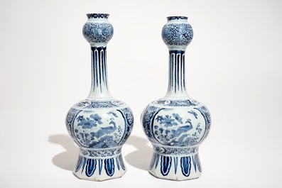 Une paire de vases et un plat en fa&iuml;ence de Delft bleu et blanc, 17/18&egrave;me