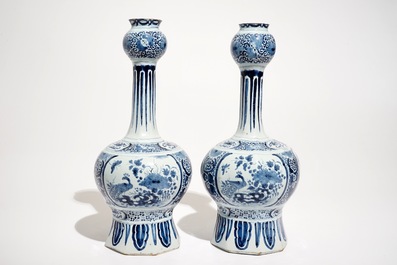 Une paire de vases et un plat en fa&iuml;ence de Delft bleu et blanc, 17/18&egrave;me