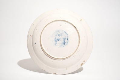 Une paire de vases et un plat en fa&iuml;ence de Delft bleu et blanc, 17/18&egrave;me