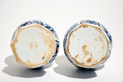 Une paire de vases et un plat en fa&iuml;ence de Delft bleu et blanc, 17/18&egrave;me