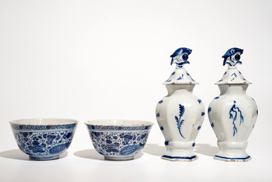 Une paire de bols et une paire de vases couverts en fa&iuml;ence de Delft bleu et blanc, 18&egrave;me