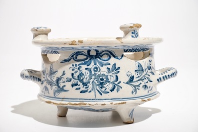 Un rechaud en fa&iuml;ence dans le style de Delft en bleu et blanc, la Frise, dat&eacute; 1783
