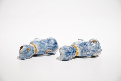 Une paire de petits mod&egrave;les de chats en fa&iuml;ence de Delft polychrome, 18&egrave;me
