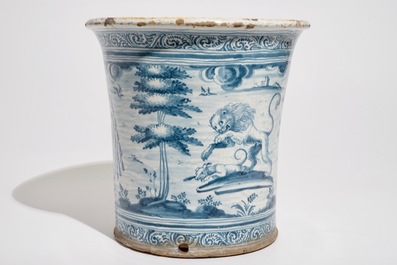 Un grand cache-pot armori&eacute; &agrave; d&eacute;cor d'animaux en fa&iuml;ence de Talavera, Espagne, 17/18&egrave;me