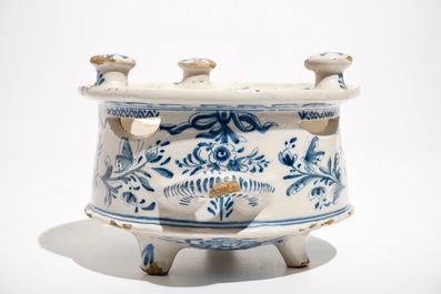 Un rechaud en fa&iuml;ence dans le style de Delft en bleu et blanc, la Frise, dat&eacute; 1783