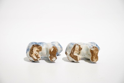Une paire de petits mod&egrave;les de chats en fa&iuml;ence de Delft polychrome, 18&egrave;me