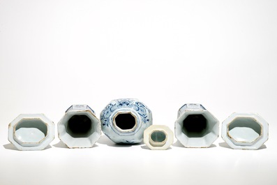Een groot driedelig blauwwit Delfts kaststel, 18e eeuw