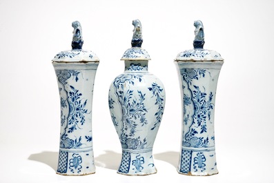 Een groot driedelig blauwwit Delfts kaststel, 18e eeuw