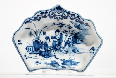 Cinq assiettes de services &agrave; mendiants en fa&iuml;ence de Delft bleu et blanc, 17/18&egrave;me