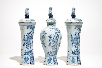 Een groot driedelig blauwwit Delfts kaststel, 18e eeuw