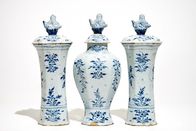 Een groot driedelig blauwwit Delfts kaststel, 18e eeuw