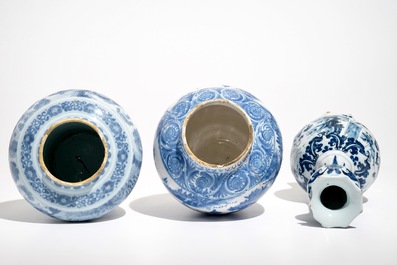 Drie blauwwitte Delftse vazen met chinoiserie decor, 17/18e eeuw