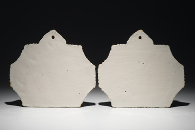 Une paire de plaques en fa&iuml;ence de Delft bleu et blanc aux sc&egrave;nes d'int&eacute;rieur, 18&egrave;me