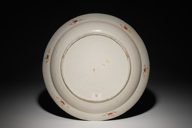 Un plat en fa&iuml;ence dor&eacute;e de Delft &agrave; d&eacute;cor de chinoiserie, 18&egrave;me