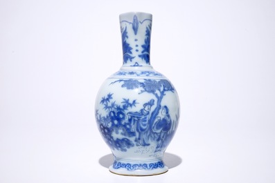 Un pichet en fa&iuml;ence de Delft bleu et blanc &agrave; d&eacute;cor chinoiserie, 17&egrave;me