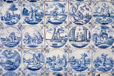 Een veld van 25 blauwwitte Delftse tegels met bijbels decor in medaillon, 18e eeuw