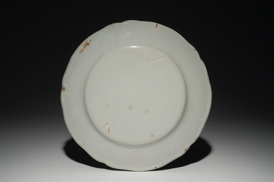 Un plat en fa&iuml;ence &agrave; d&eacute;cor floral, Les Islettes, p&eacute;riode Dupr&eacute;, 1&egrave;re moiti&eacute; du 19&egrave;me