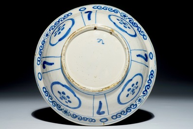 Een grote Delftse blauwwitte kom in Ming-stijl, 2e helft 17e eeuw
