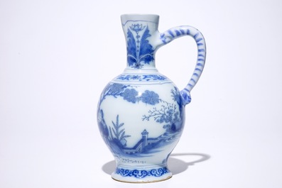 Un pichet en fa&iuml;ence de Delft bleu et blanc &agrave; d&eacute;cor chinoiserie, 17&egrave;me