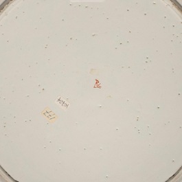 Un plat en fa&iuml;ence dor&eacute;e de Delft &agrave; d&eacute;cor de chinoiserie, 18&egrave;me