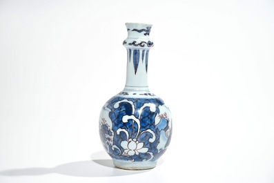 A small Dutch Delft chinoiserie bottle vase in blue, white and manganese, 2nd half 17th C.