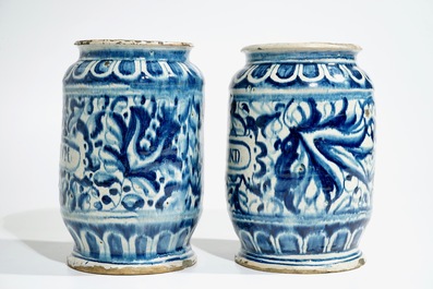 Een paar grote blauwwitte albarelli met "A foglie" decor in Antwerpse majolica, 16e eeuw