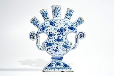 Een blauwwitte Delftse tulpenvaas met floraal decor, 18e eeuw